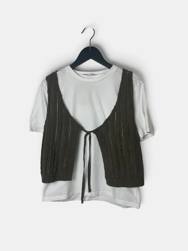 Remera basica con chaleco tejido zara
