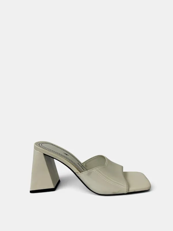 Sandalias charol taco alto bershka