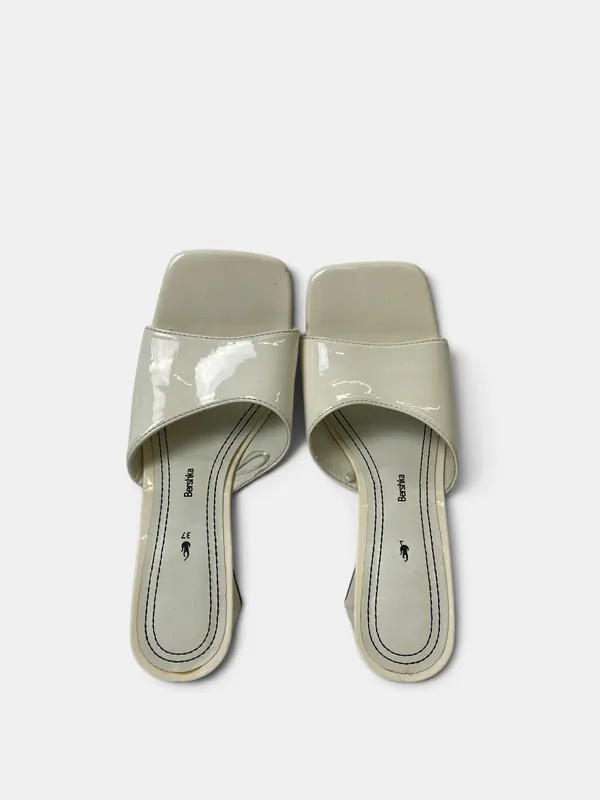 Sandalias charol taco alto bershka