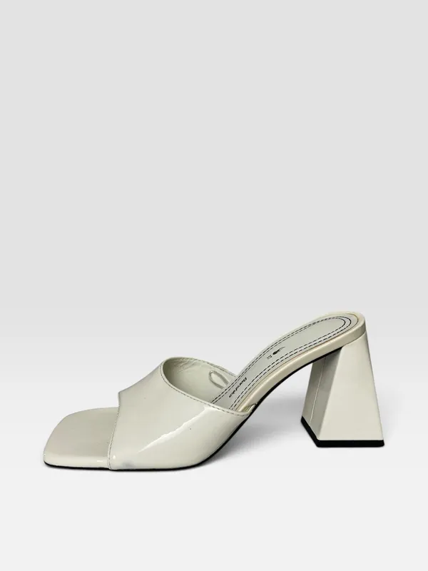 Sandalias charol taco alto bershka