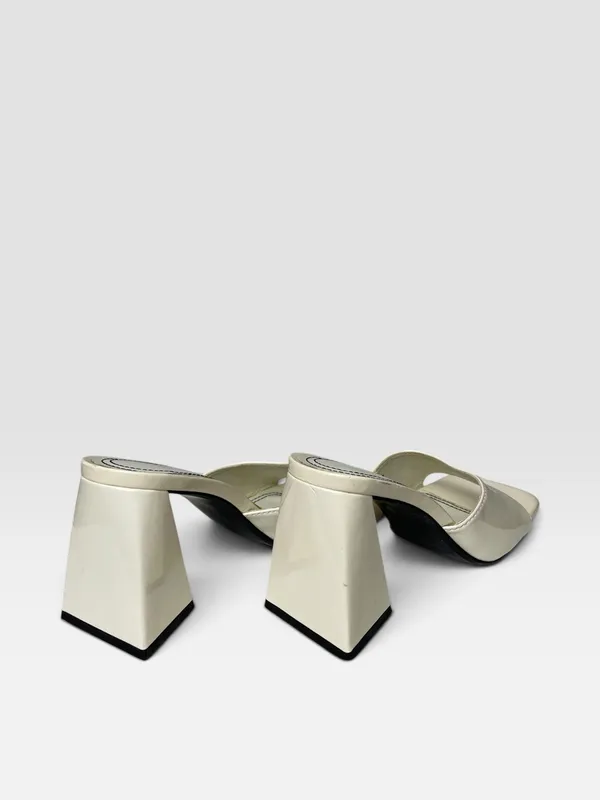 Sandalias charol taco alto bershka