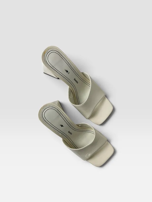 Sandalias charol taco alto bershka