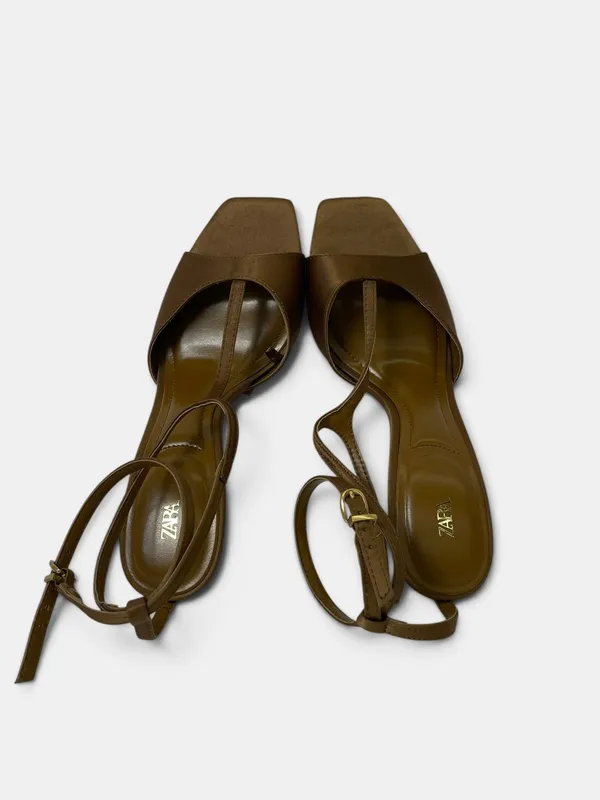 Sandalias taco fino raso zara