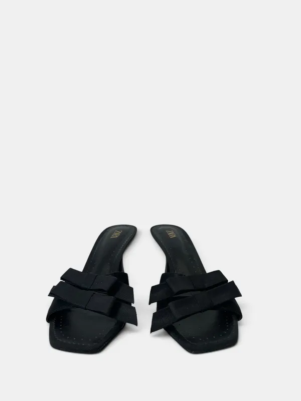 Sandalias taco vino doble moña zara
