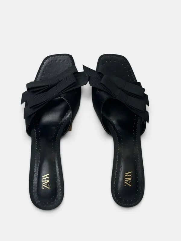 Sandalias taco vino doble moña zara
