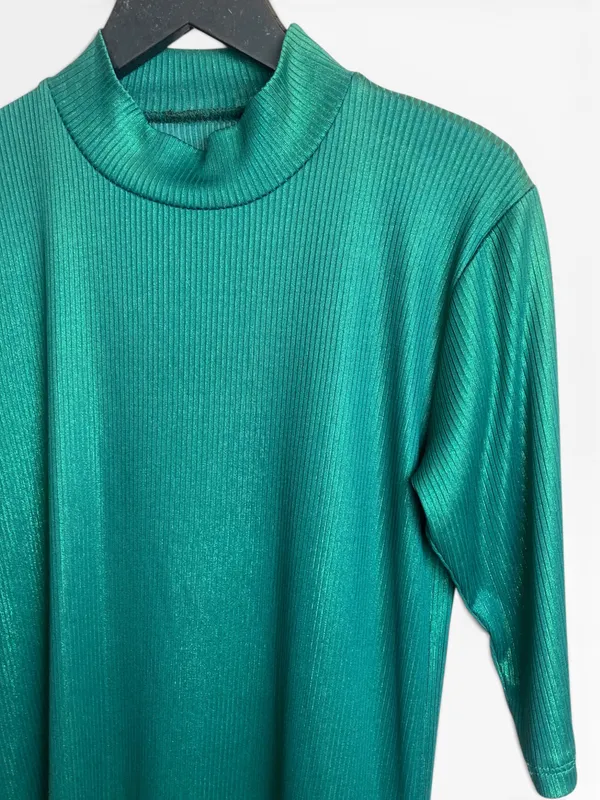 Vestido verde toca abrigarse