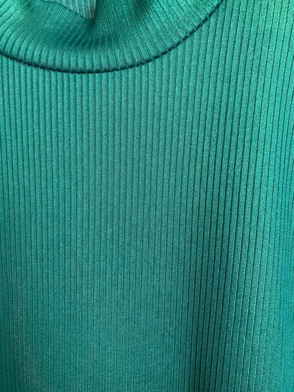 Vestido verde toca abrigarse
