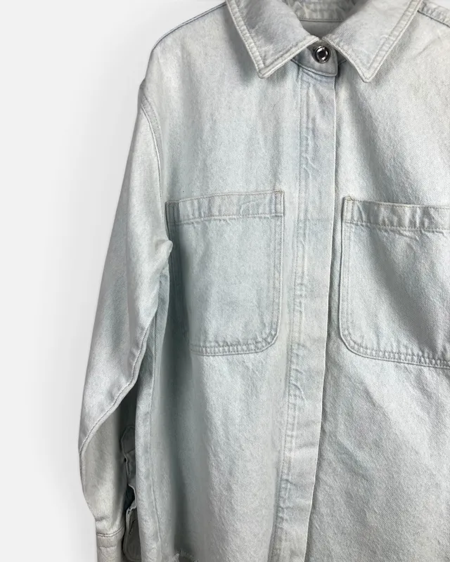 Sobre camisa jean celeste zara