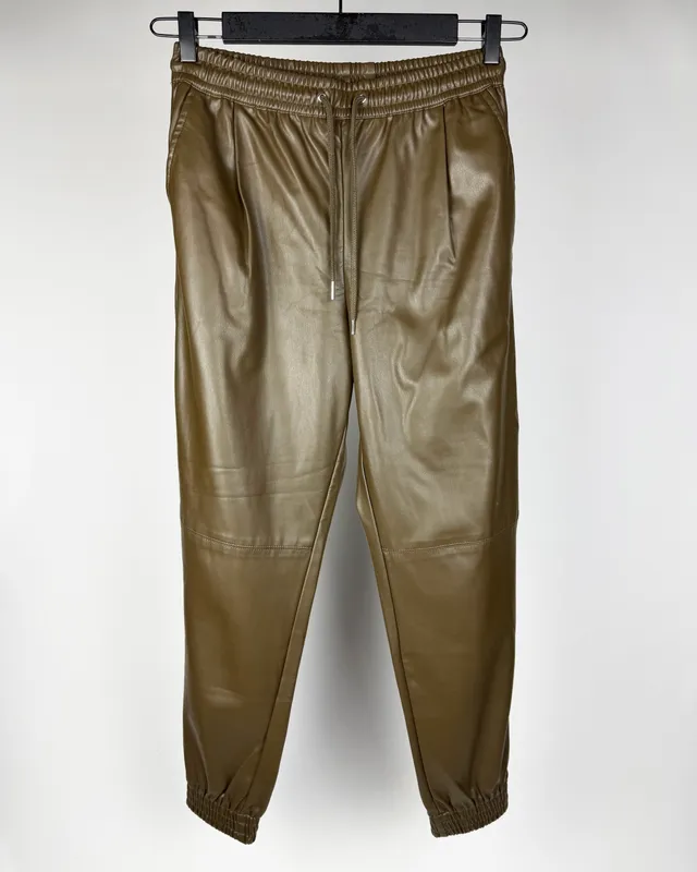 Pantalon verde cuerina zara