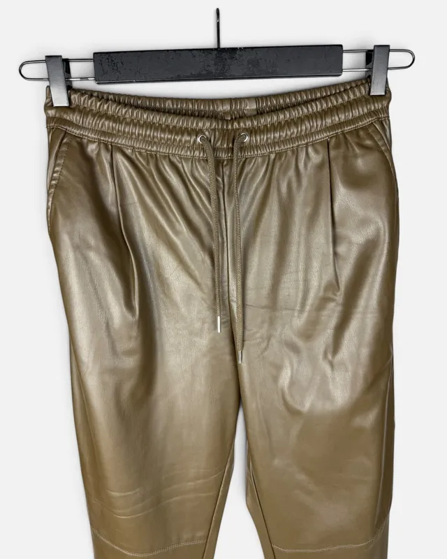 Pantalon verde cuerina zara