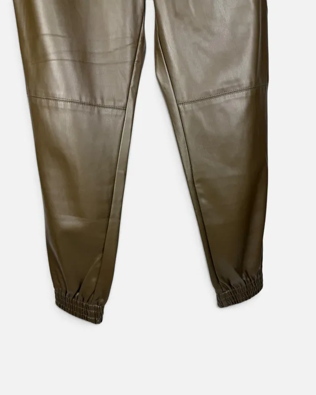 Pantalon verde cuerina zara