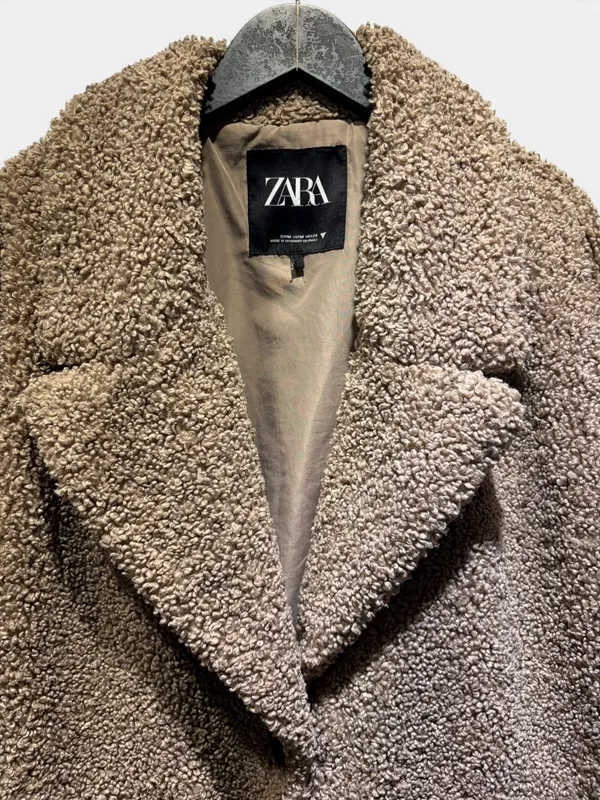 Tapado peludito camel zara