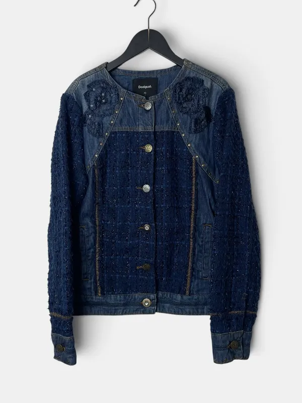 Chaqueta jean y tejido desigual
