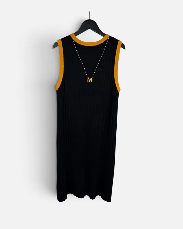 Chaleco negro y mostaza mutma