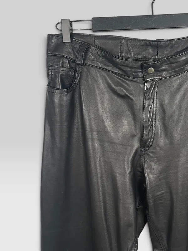 Pantalon cuero zurra