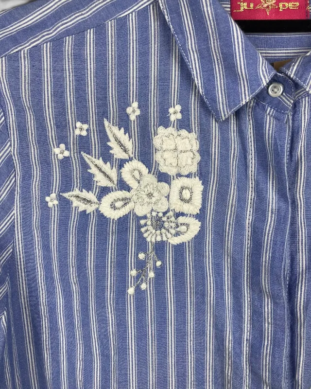 Camisa celeste rayada c/bordado justa petra