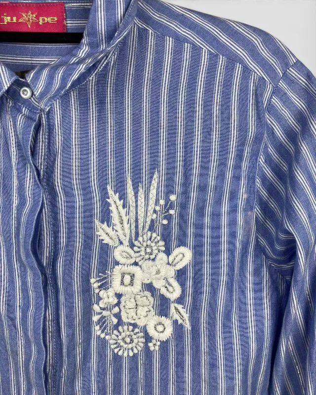 Camisa celeste rayada c/bordado justa petra