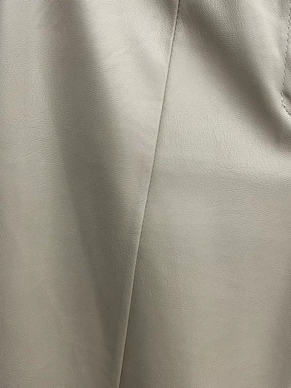 Pantalon eco cuero beige viviana mendez