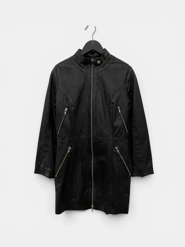 Chaqueta en cuero con cierre curto