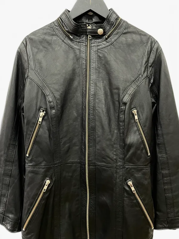 Chaqueta en cuero con cierre curto