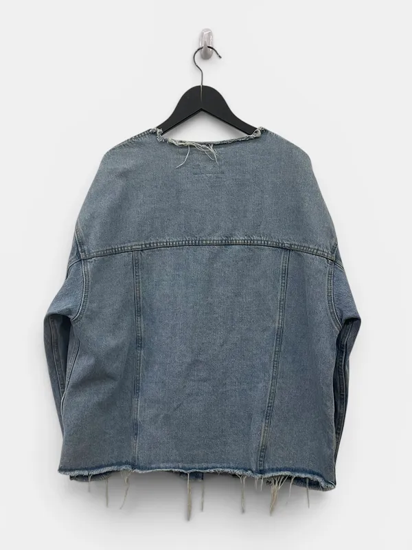 Campera jean sin cuello y terminacion al corte zara