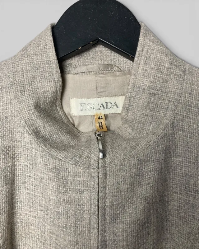 Chaqueta gris clara c/alforzas escada