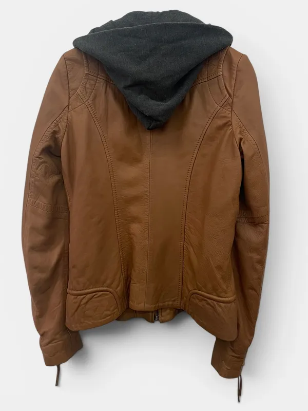 Campera en cuero con capucha doma