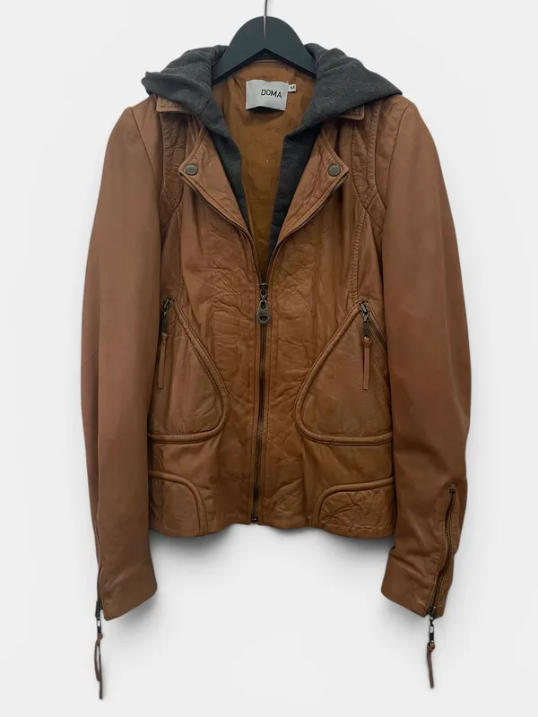 Campera en cuero con capucha doma