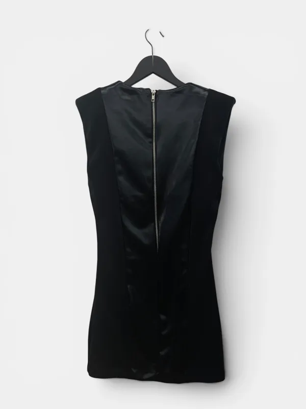 Vestido corto v hombreras cierre imperial