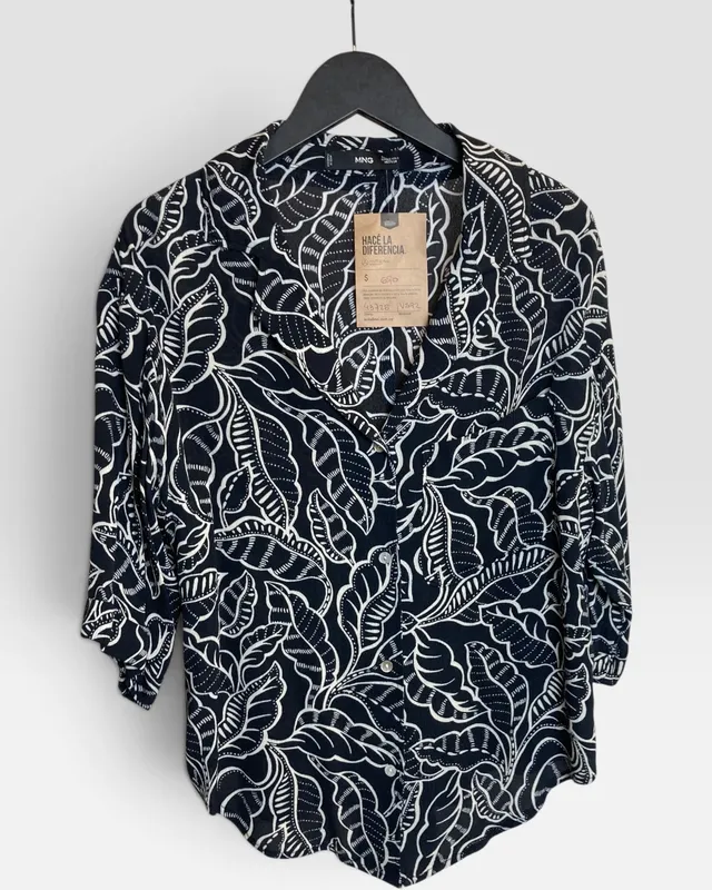 Camisa negra estampada mango