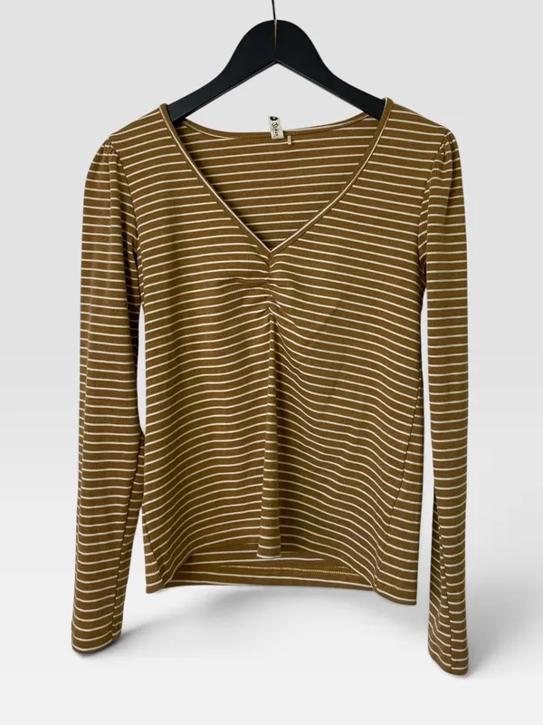 Remera rayada fruncida en escote v indian