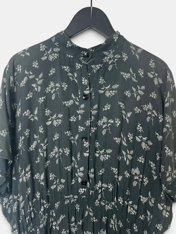 Vestido gris con flores blancas sin marca