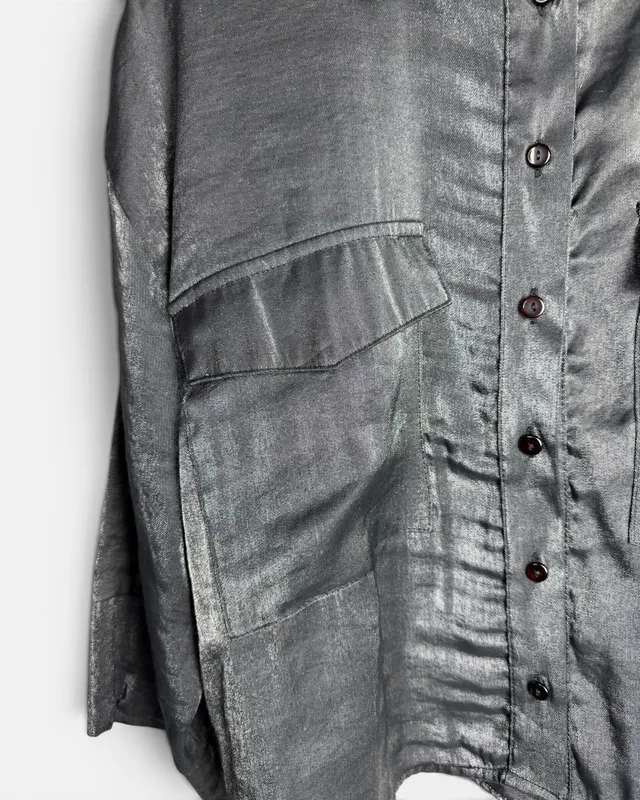 Camisa gris con brillo