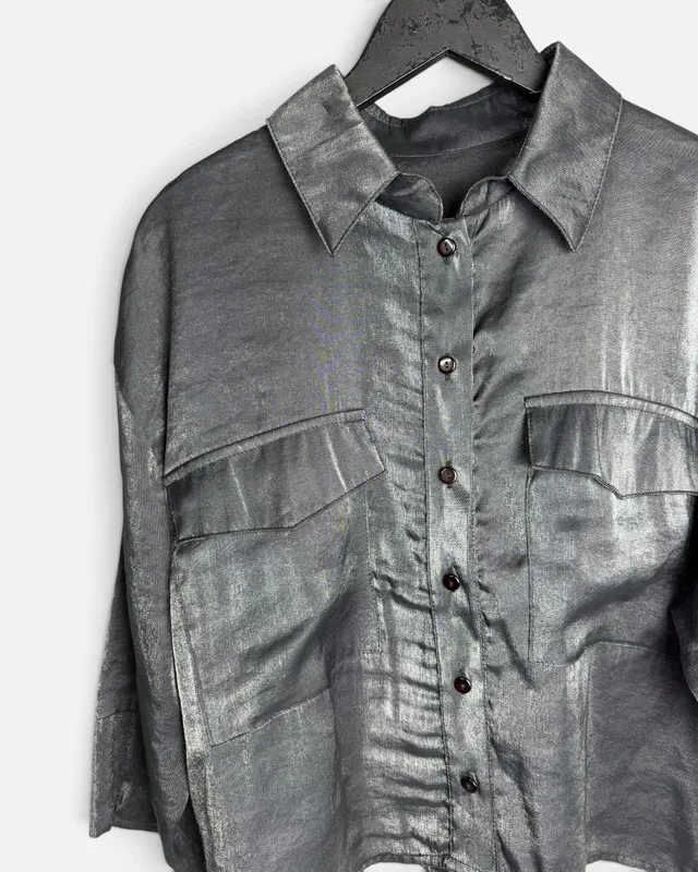 Camisa gris con brillo