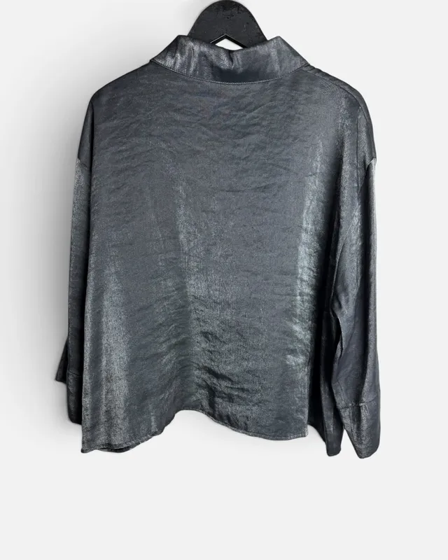 Camisa gris con brillo