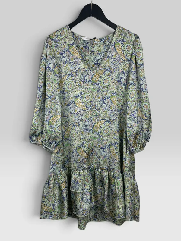 Vestido satén con arabescos ZARA