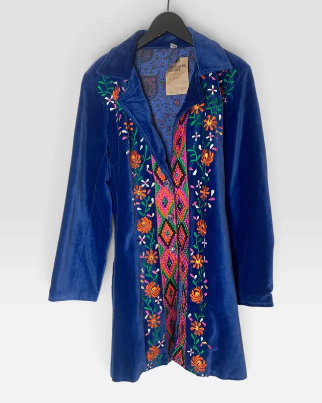 Chaqueta azul con bordados