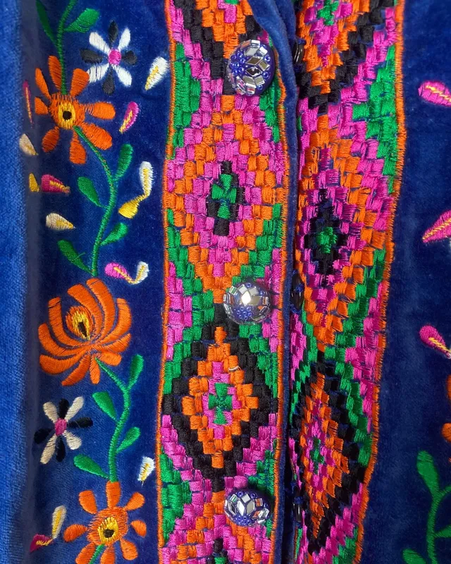Chaqueta azul con bordados