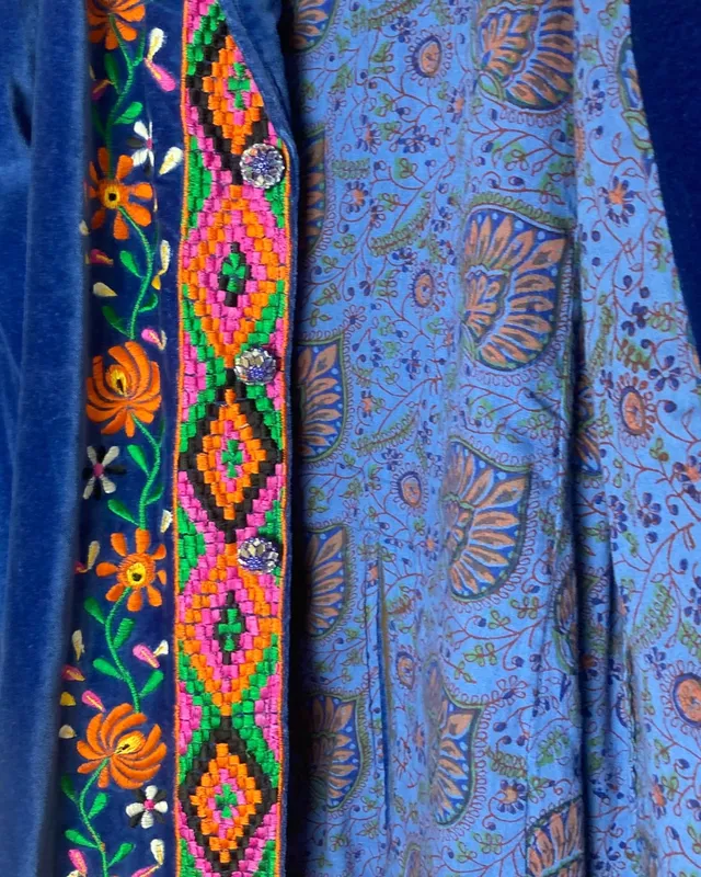 Chaqueta azul con bordados
