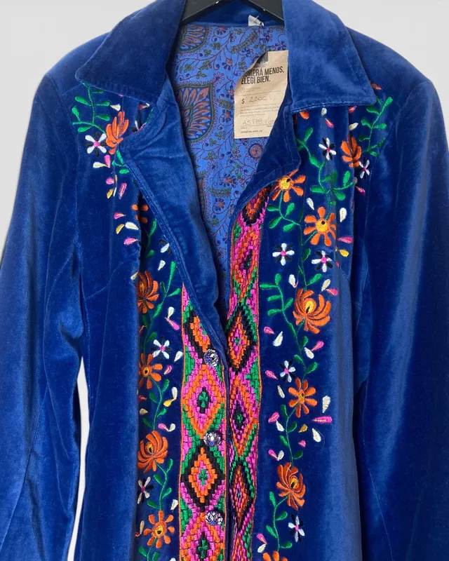 Chaqueta azul con bordados