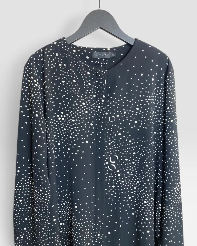 Camisa negra con lunares vitamina