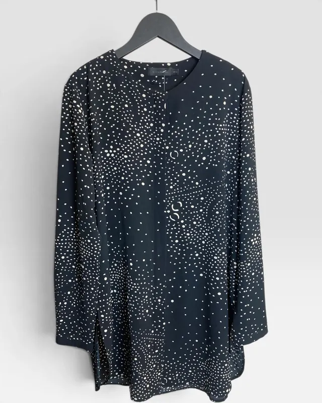 Camisa negra con lunares vitamina