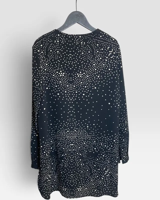 Camisa negra con lunares vitamina
