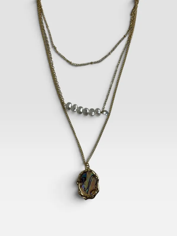 Cadena dorada con perlas y dije tornasolado handmade