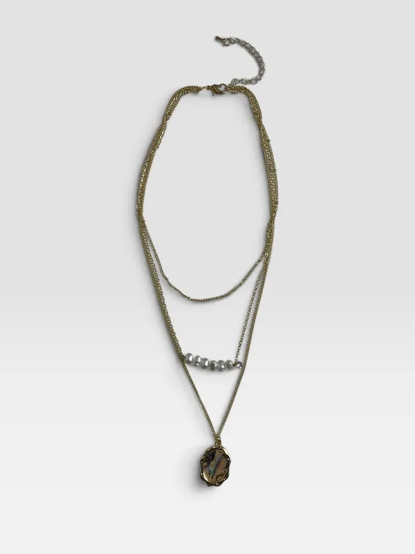 Cadena dorada con perlas y dije tornasolado handmade