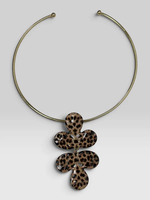 Gargantilla dorada con flores animal print