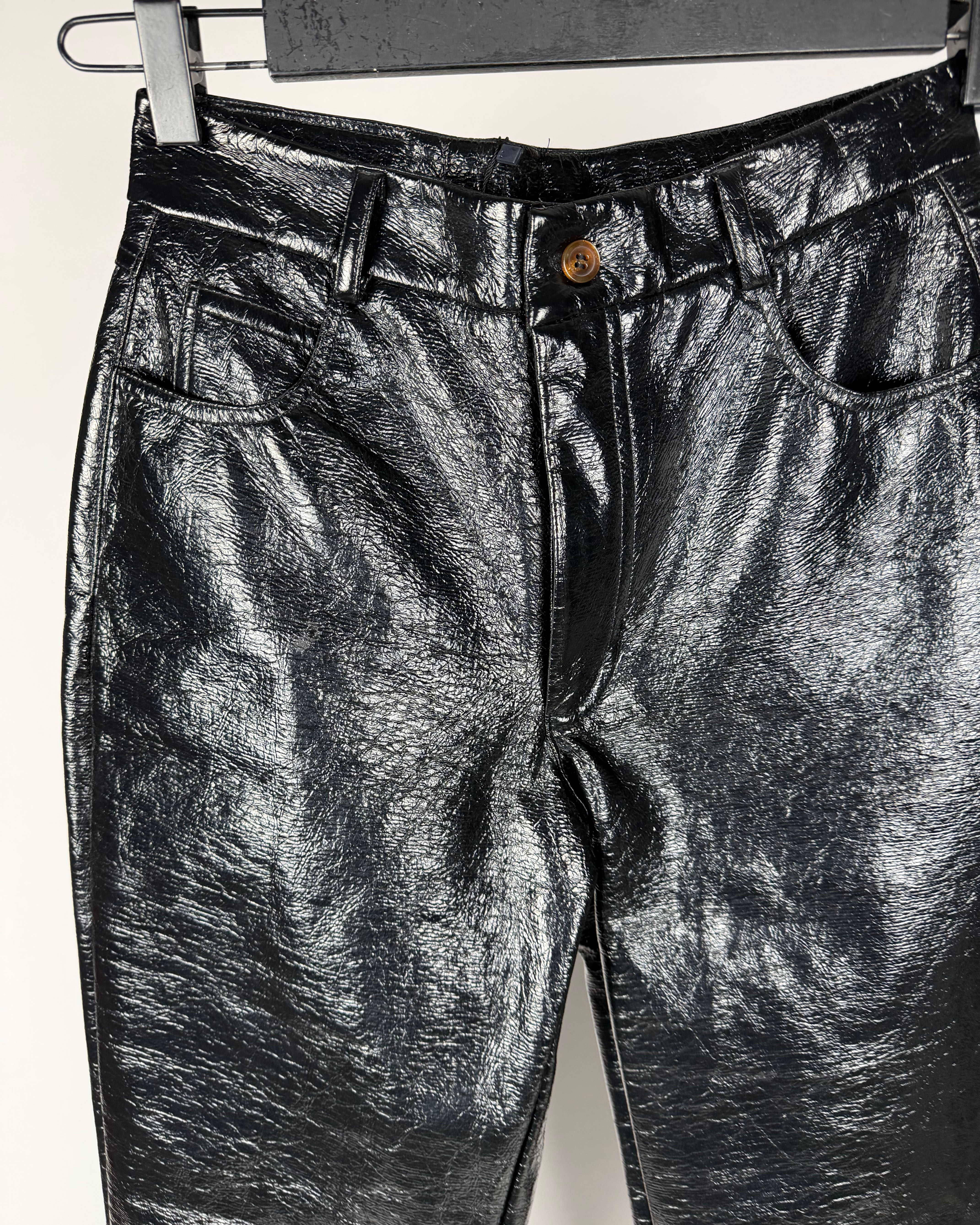 Pantalon negro engomado caro criado