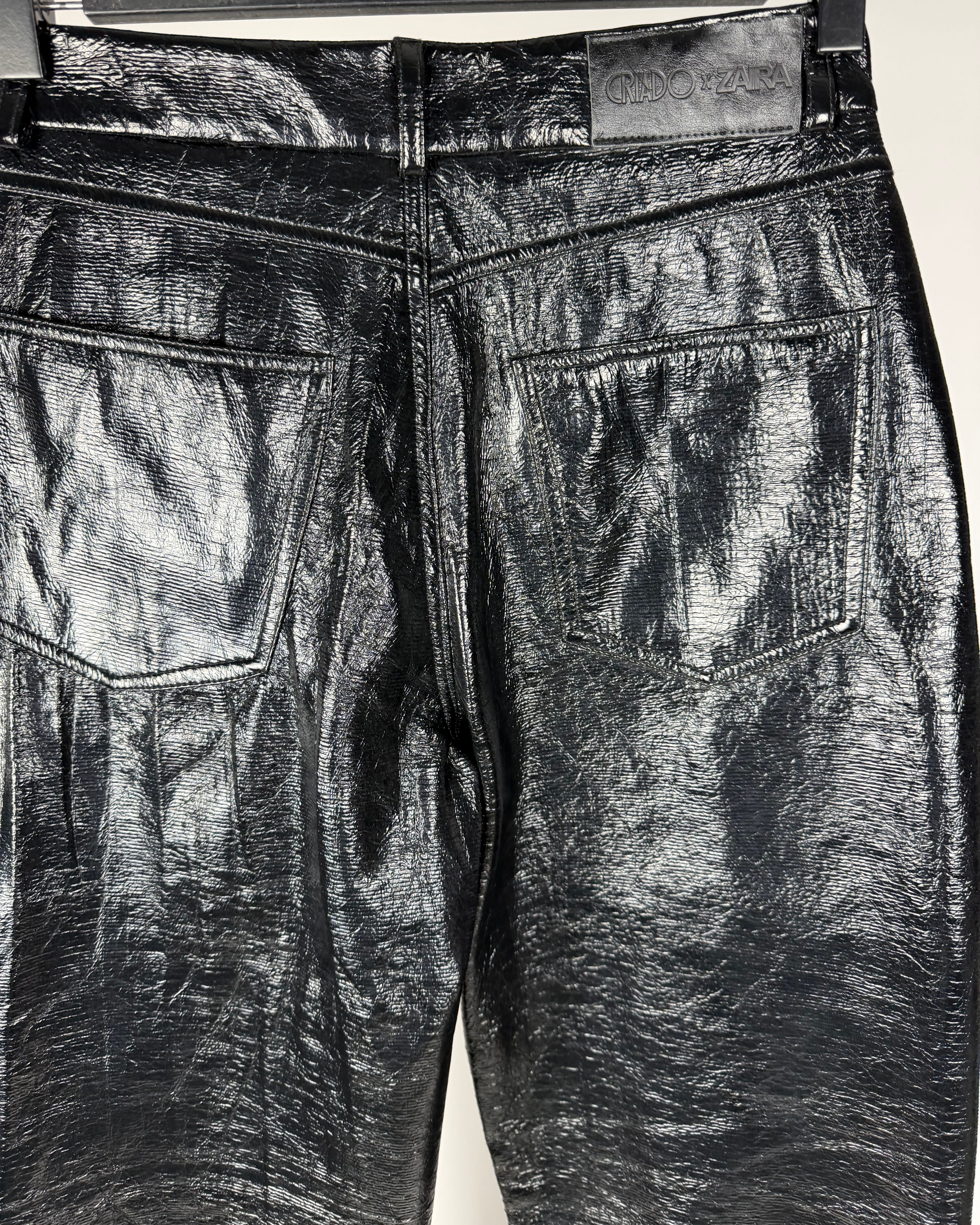 Pantalon negro engomado caro criado