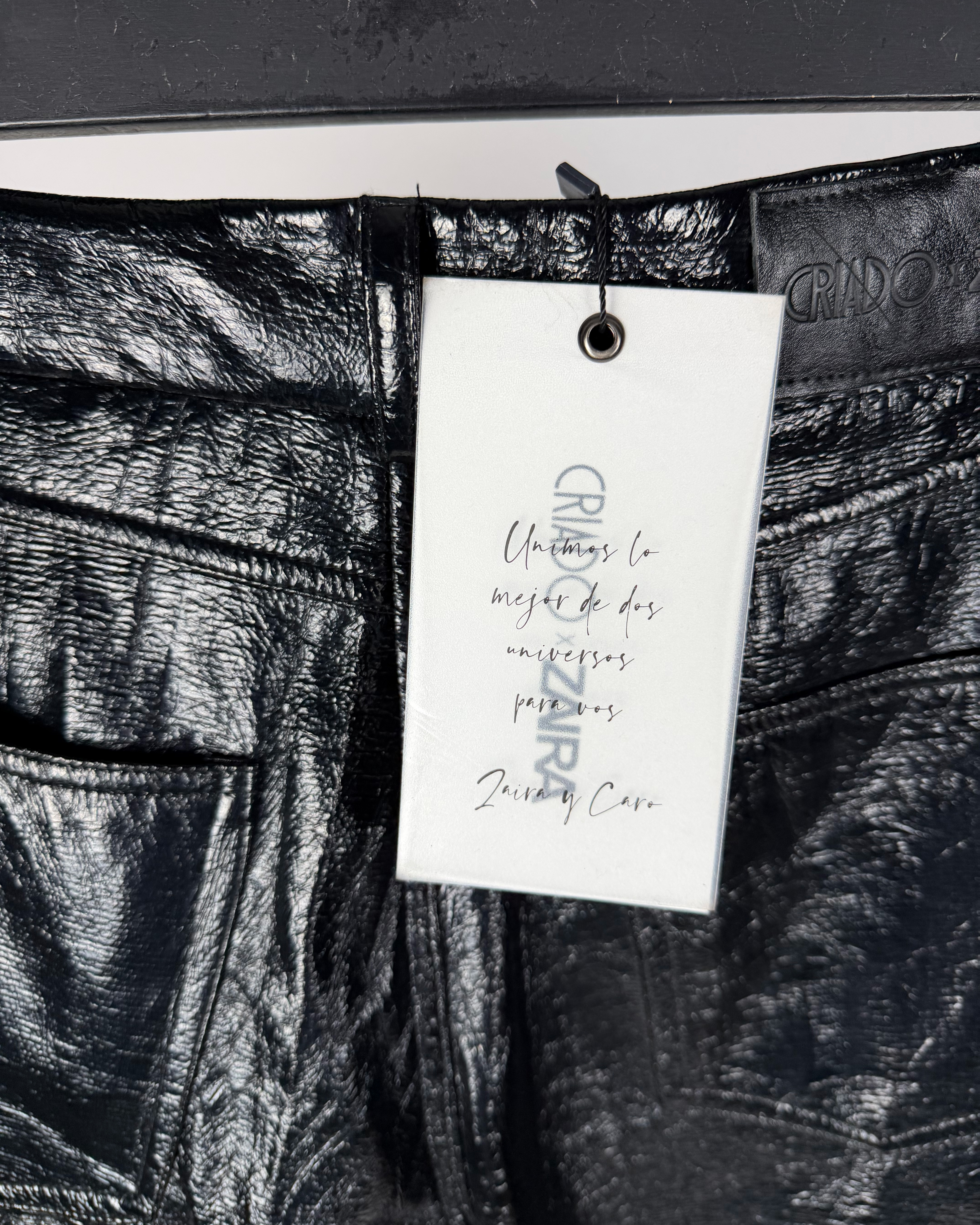 Pantalon negro engomado caro criado