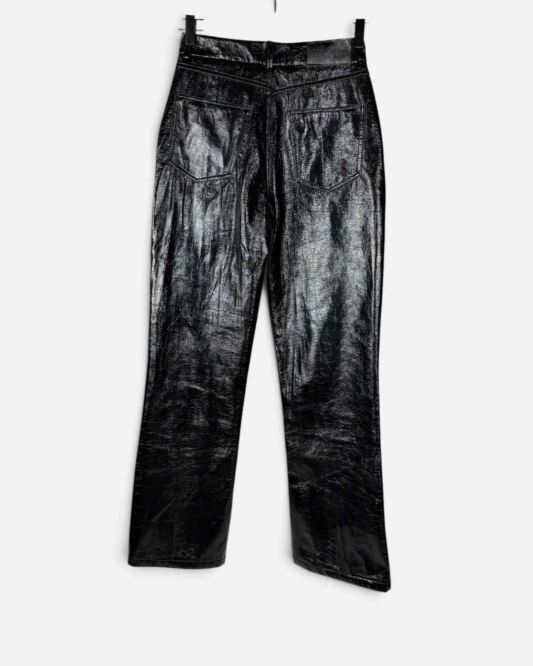 Pantalon negro engomado caro criado